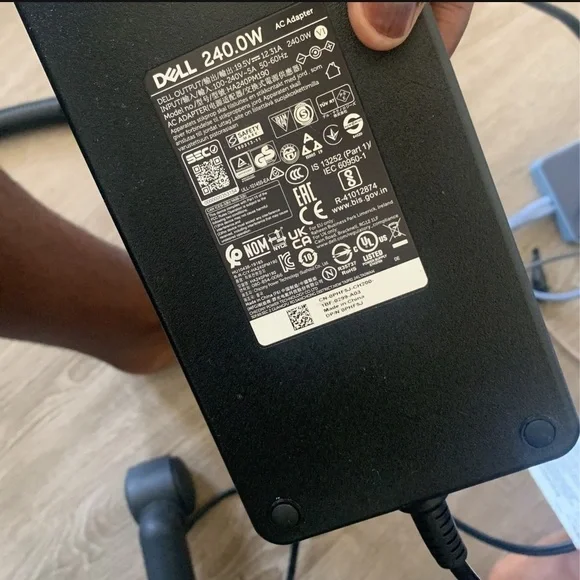 Alienware M15 R7 (charger included)